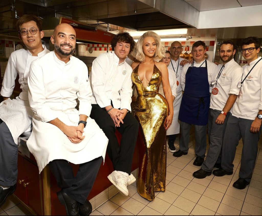 Beyonce bersama para chef di acara 'SirDavis Award-Winning American Whisky' (Foto: Instagram/beyonce)