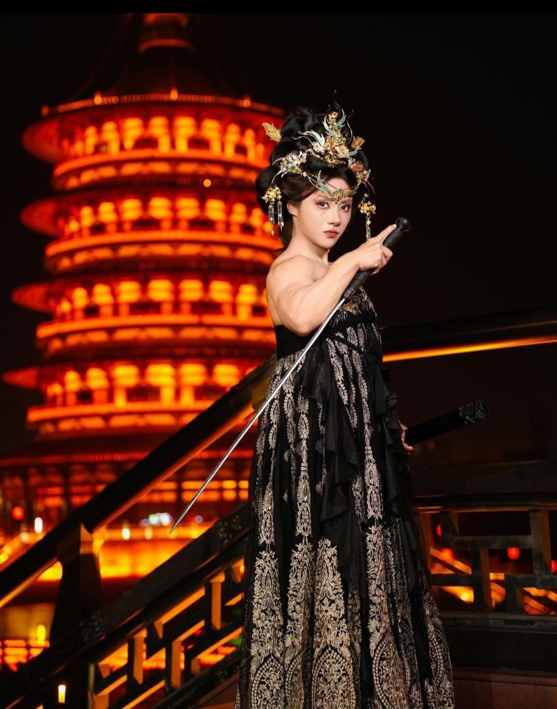 Bian Ruiying saat cosplay menjadi Wu Zetian (Foto: Instagram/bian_iffbb_pro)
