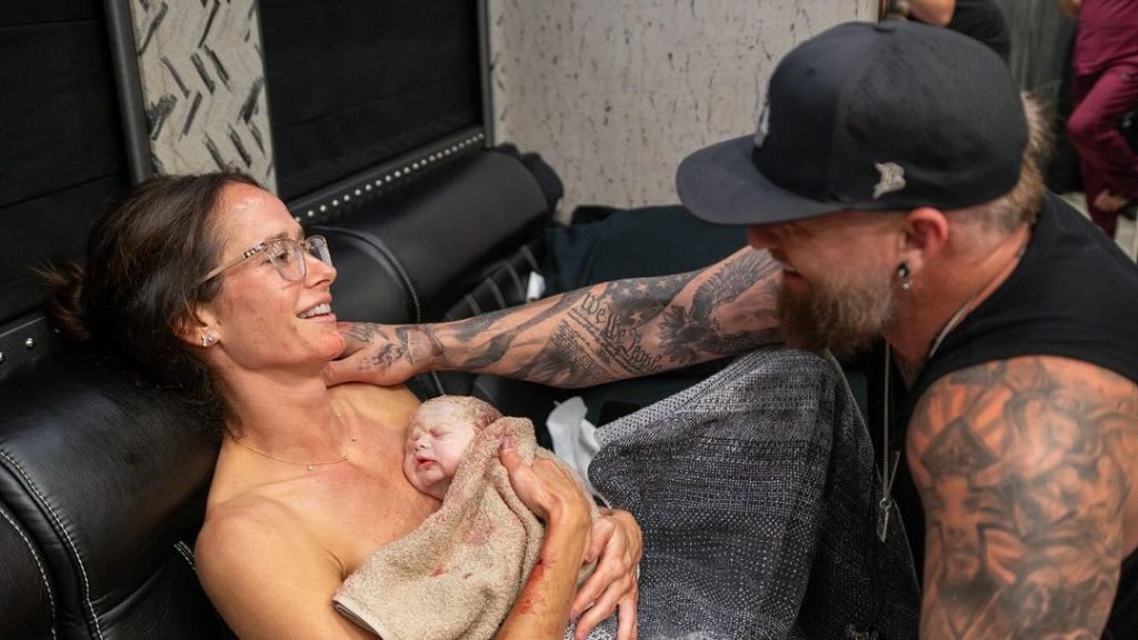 Momen Brantley Gilbert dan istri yang baru melahirkan (Foto: Instagram/brantleygilbert)