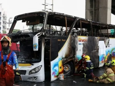 Bus terbakar di Thailand (Foto: Dok. REUTERS/Chalinee Thirasupa)