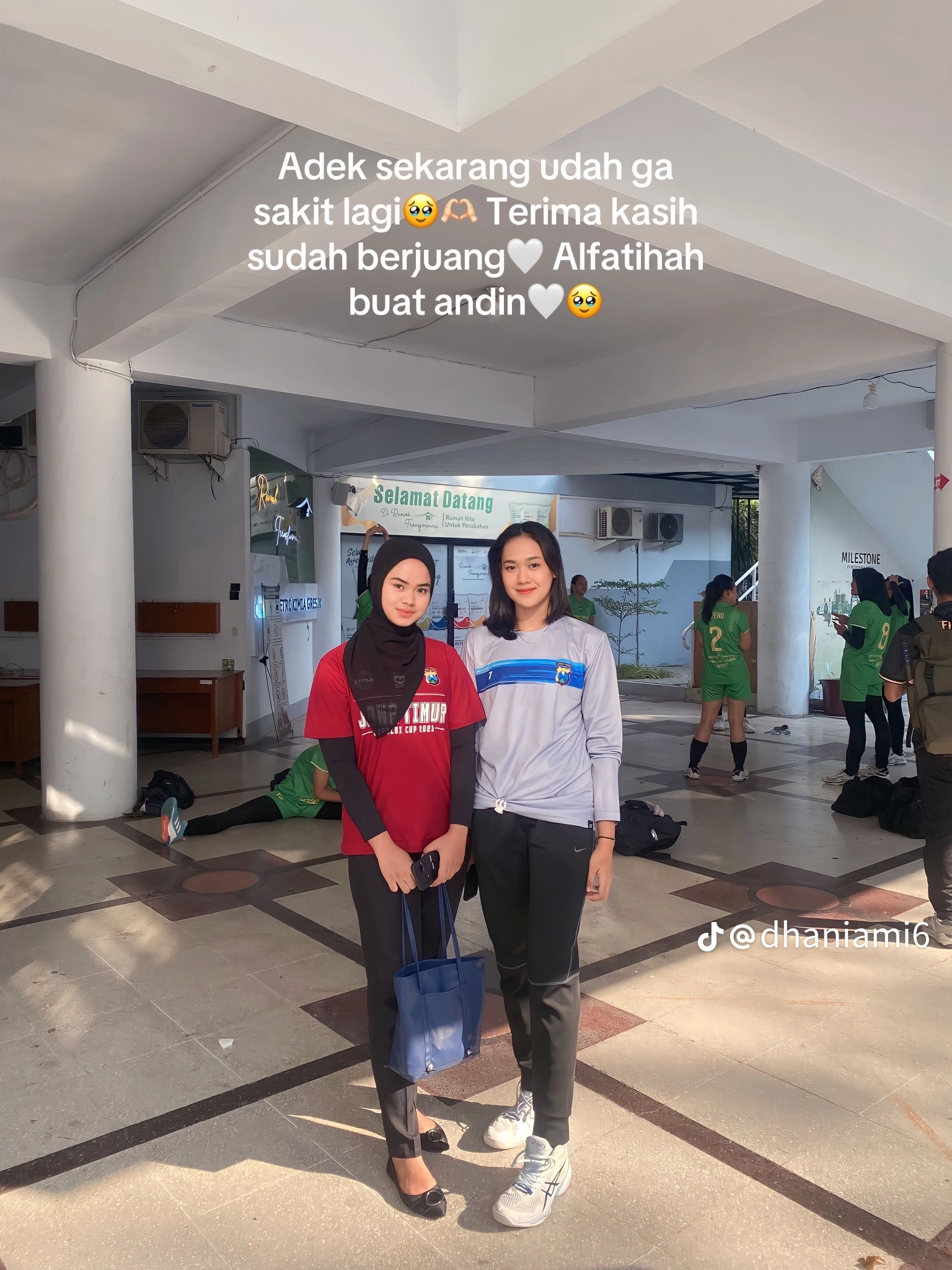 Andin bersama dengan wanita yang diduga adalah kakaknya. Foto: Dok. TikTok @dhaniami6