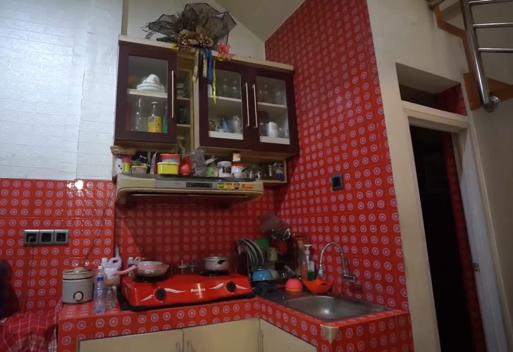 Dapur yang didominasi warna merah (Tangkap layar YouTube/deHakims Story)