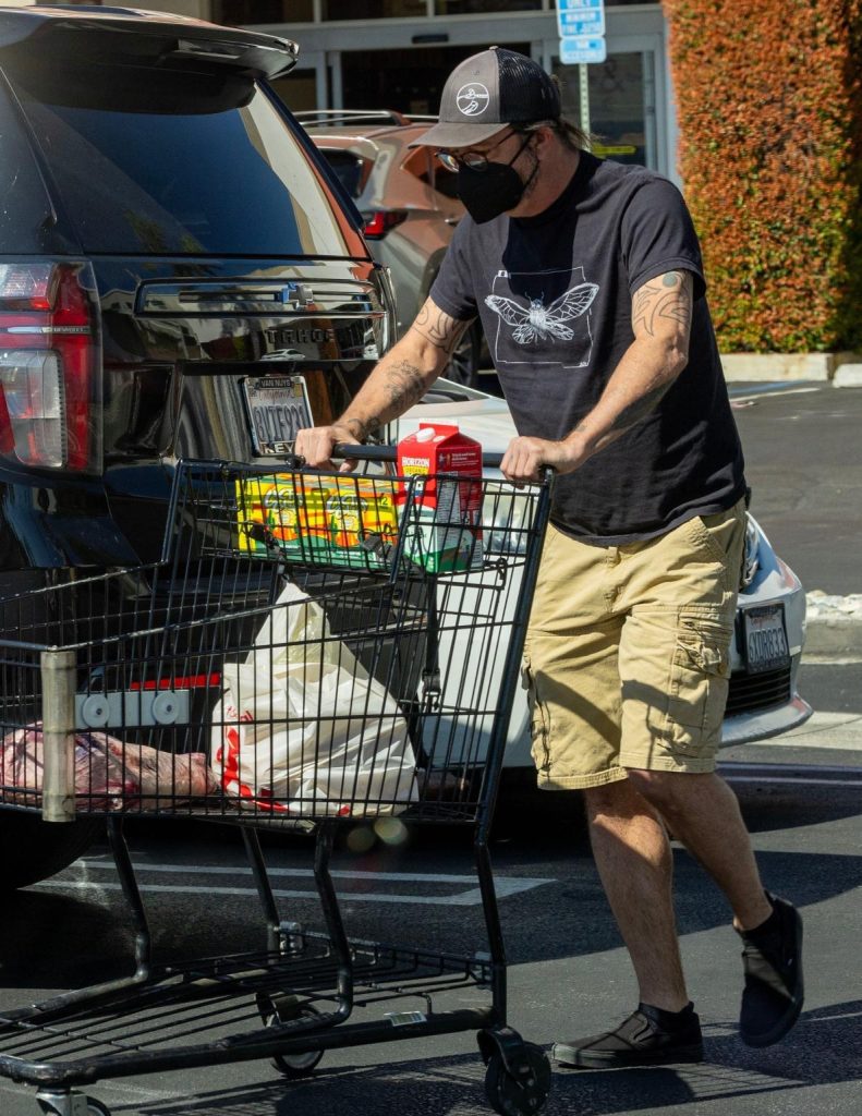 Dave mendorong keranjang belanja di Los Angeles (Foto: Dok. Page Six)