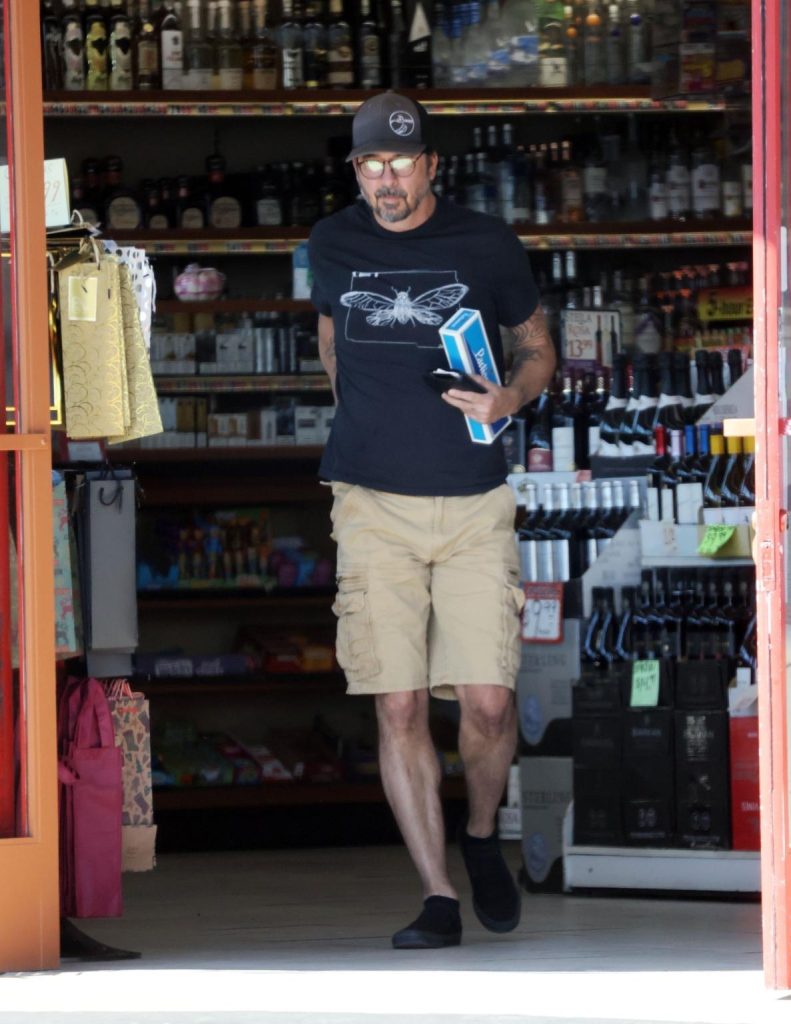 Dave Grohl keluar dari toko alkohol (Foto: Dok. Page Six)