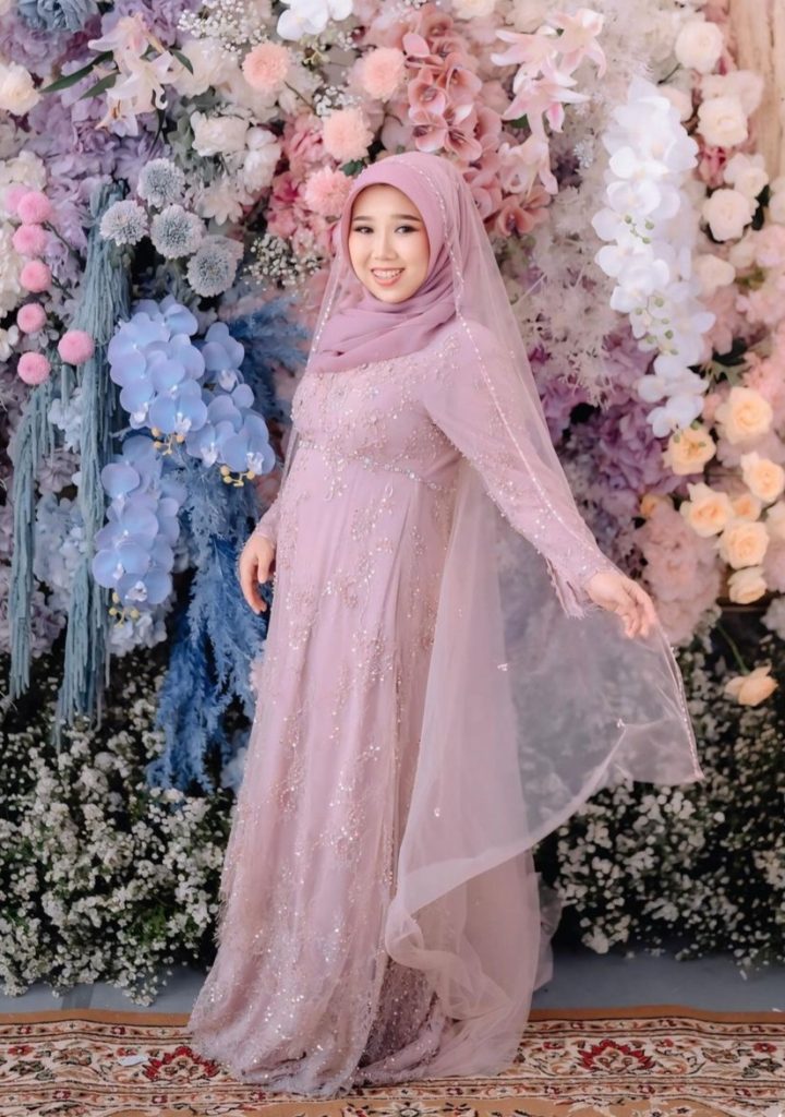Dekorasi bebungaan dengan cocok dengan baju Kiky Saputri (Foto: Instagram/kikysaputrii)