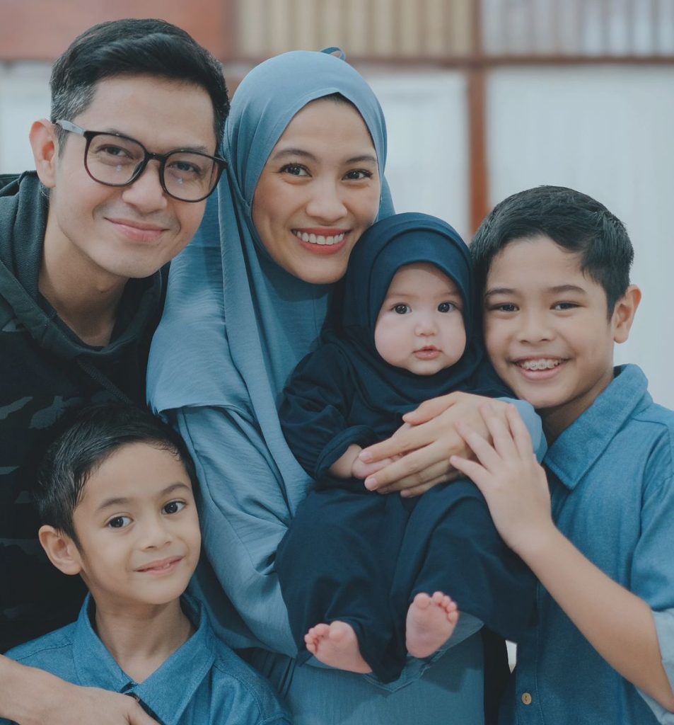 Keluarga Dude Harlino dan Alyssa Soebandono (Foto: Instagram/dude2harlino)