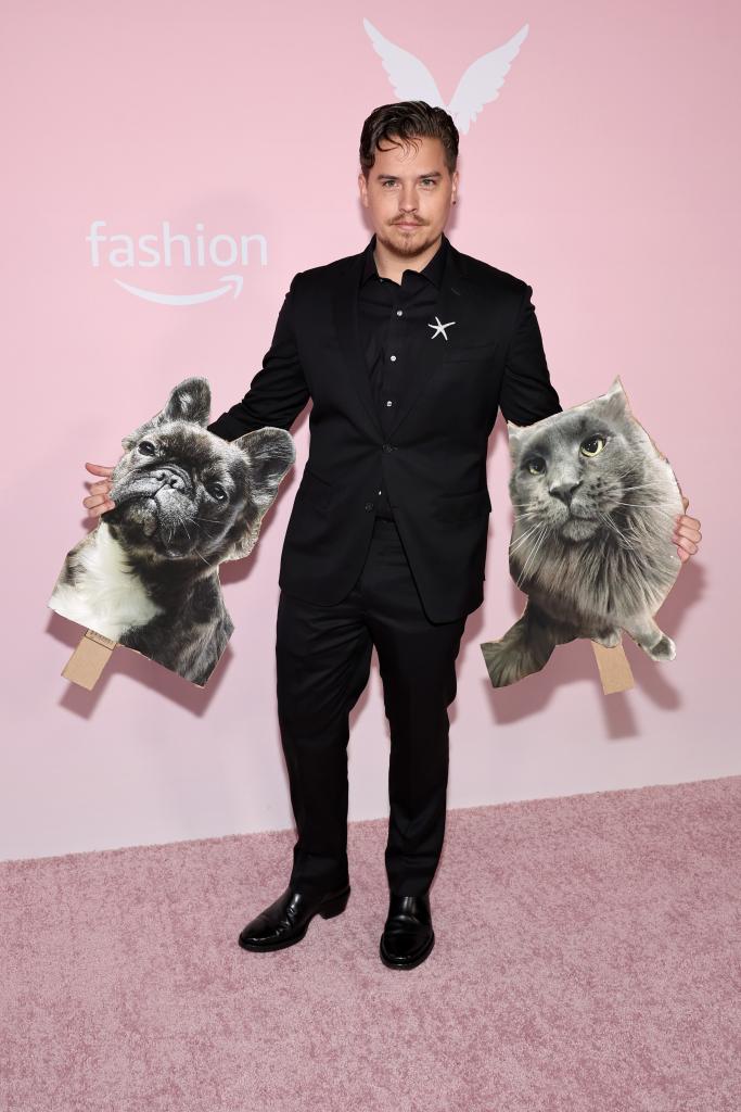 Dylan Sprouse saat menujukkan potongan gambar peliharaannya (Foto: Getty Images)