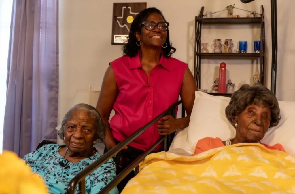 Anak Elizabeth, Dorothy Williams (kiri), dan cucunya, Ethel harrison (tengah) (Foto: LongeviQuest/Emmanuel Rodriguez)