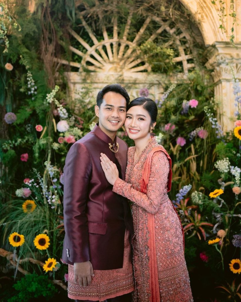 Senyum bahagia Febby setelah bertunangan dengan Drajad (Foto: Instagram/febbyrastanty)