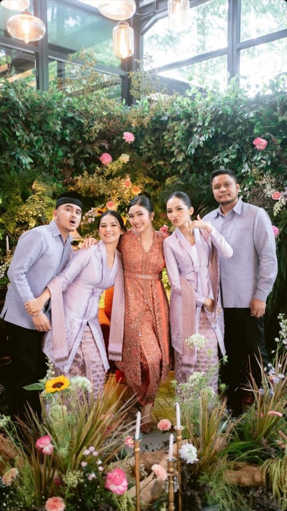 Potret Febby bersama saudara tunangannya (Foto: Instagram/febbyrastatnty)