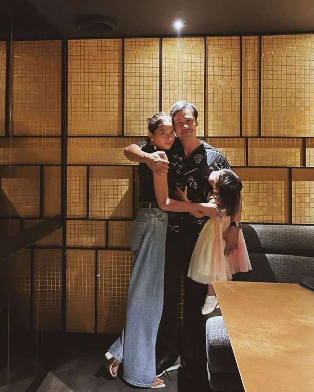 Potret Putri Marino dan Chicco Jerikho bersama anak mereka. Foto : Instagram/chicco.jerikho