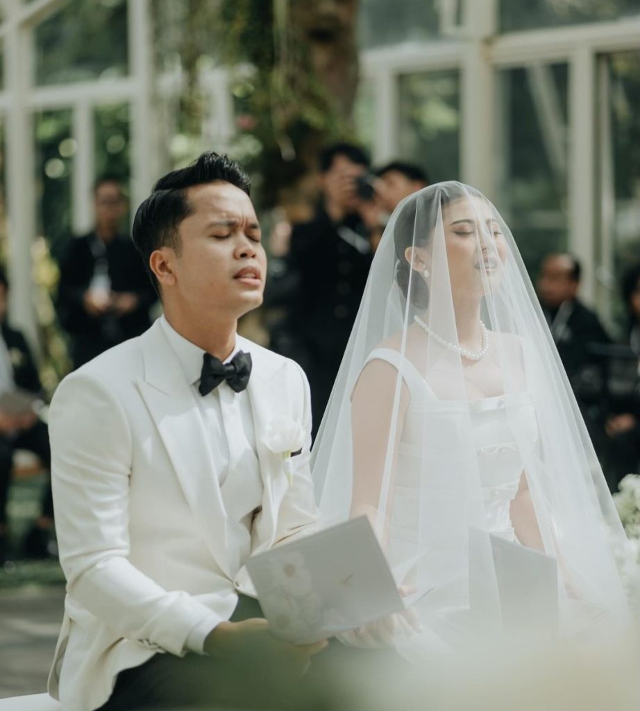 Ginting dan Mitzi mengucap syukur (Foto: Instagram/sinisukaginting)