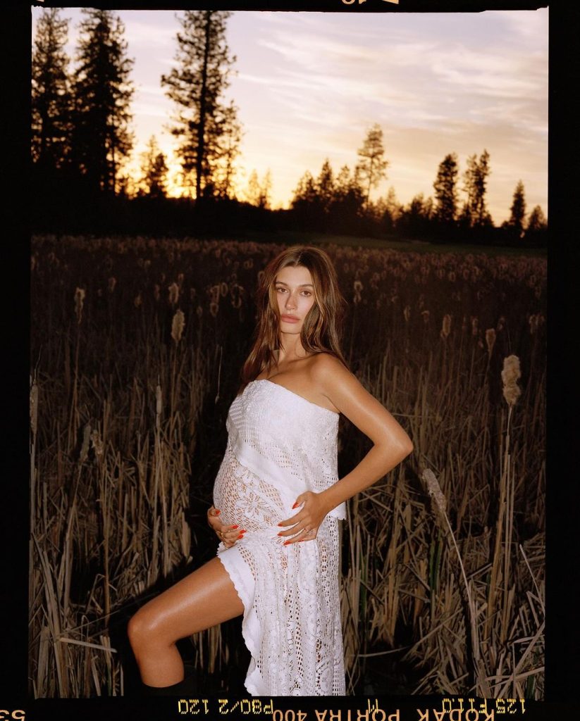 Hailey Bieber berfoto di padang ilalang dengan latar senja (Foto: Instagram/haileybieber)
