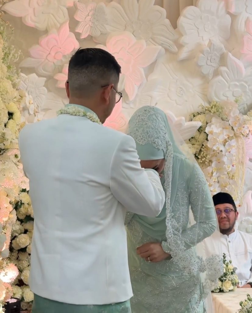 Ibel saat mencium tangan suaminya setelah akad nikah (Foto: Instagram/ryana_dea)