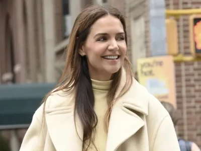 Senyum cerah Katie Holmes menikmati musim gugur. Foto: Dok. Getty Images via Marie Claire