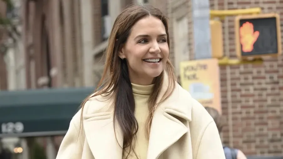 Fashion Musim Gugur Katie Holmes, Pakai Jeans Seharga Rp 37 Juta