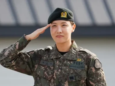 J-Hope BTS saat memberikan hormat pada wartawan yang menyambutnya (Foto: REUTERS/Kim Soo Hyeon)