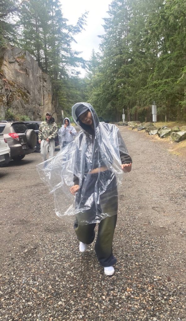 Jennie BLACKPINK saat hiking di Vancouver (Foto: X/NEWSJENNIE)