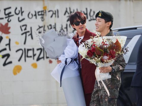 Jin (kiri) berjalan bersama J-Hope yang baru selesai wamil (Foto: REUTERS/Kim Soo Hyeon)