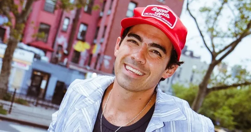 Joe Jonas Kepergok Ciuman dengan Wanita Misterius di Paris