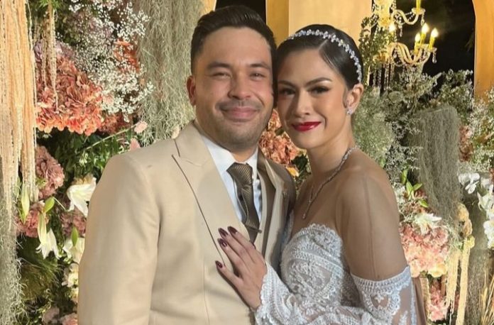 Potret mesra Hana Saraswati dan Justin Harijawan saat resepsi pernikahan (Foto: Instagram/hanahaho)