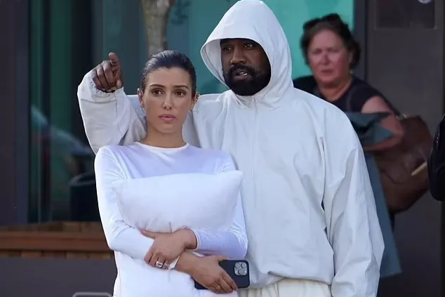 Tepis Rumor Perceraian, Kanye West dan Bianca Censori Shopping di Tokyo