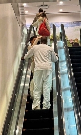 Kanye West dan Bianca Censori terlihat berbelanja bersama di Tokyo (Foto: BACKGRID)