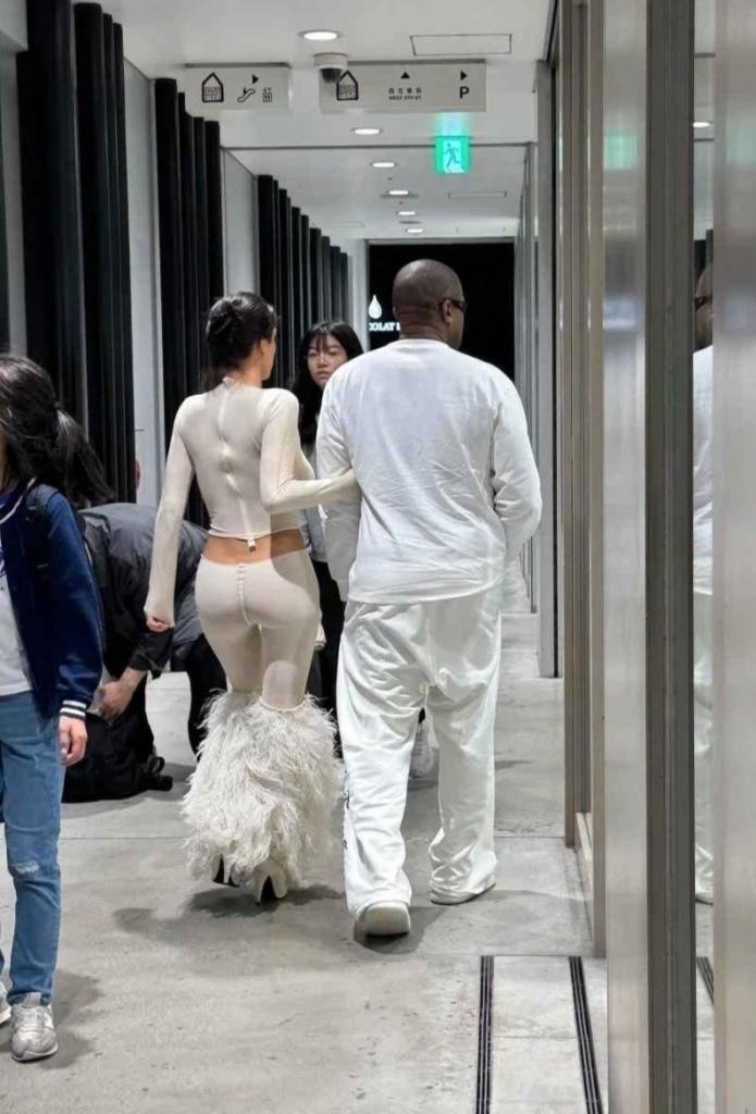 Kanye dan Bianca saat memasuki salah satu toko di mall Tokyo (Foto: BACKGRID)