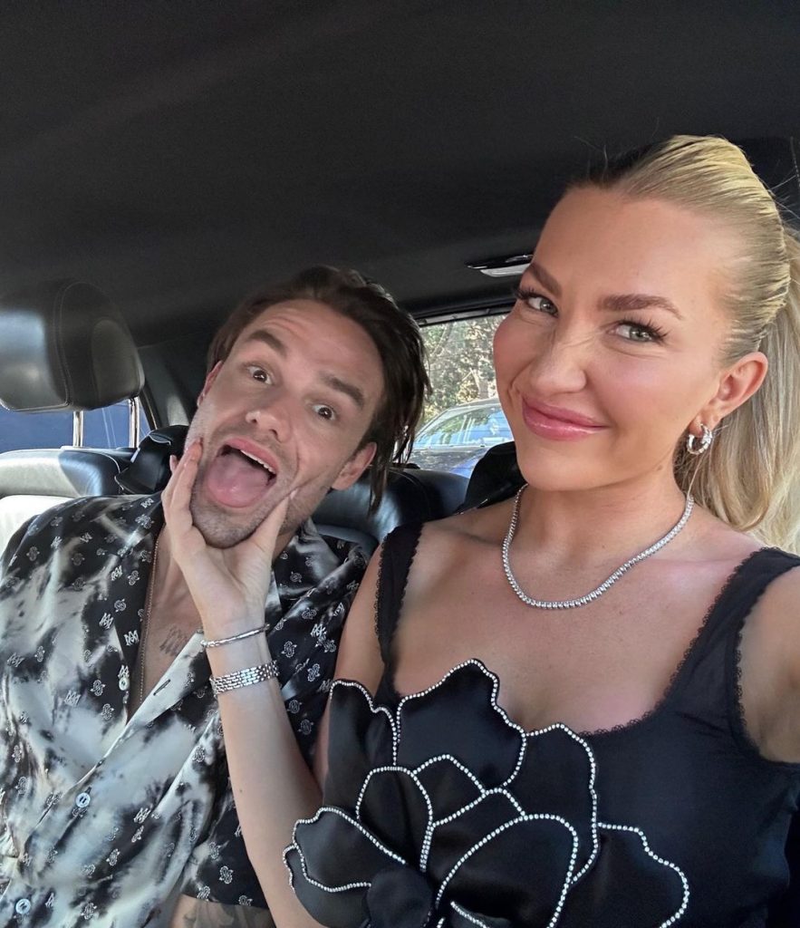 Pose lucu Cassidy dan Liam saat berada di dalam mobil (Foto: Instagram/katecass)