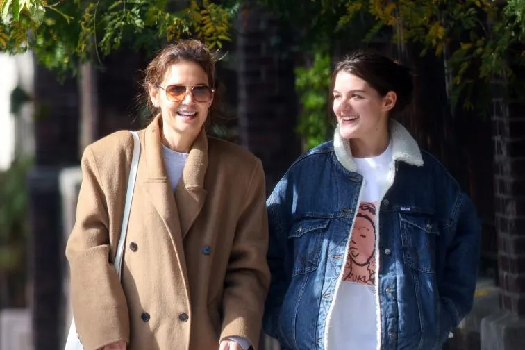 Makin Mirip! Gaya Katie Holmes dan Surie Cruise saat di New York