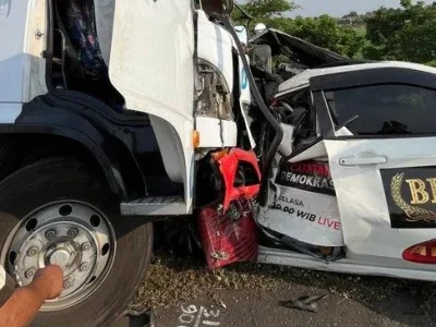 Mobil rombongan kru TV One tampak ringsek setelah ditabrak truk di Tol Pemalang. Foto : Istimewa