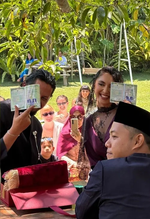 Keenan Pearce dan Tasha Serena saat berfoto dengan buku nikah (Foto: Instagram/tashserena)