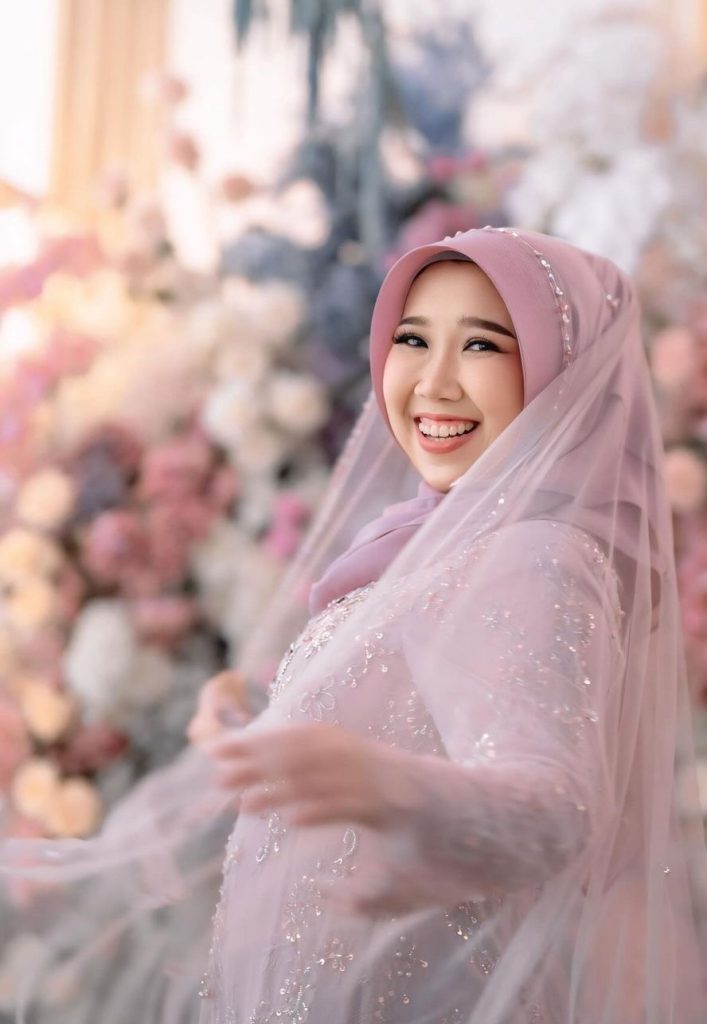 Riasan natural look cocok dengan baju lavendernya (Foto: Instagram/kikysaputrii)