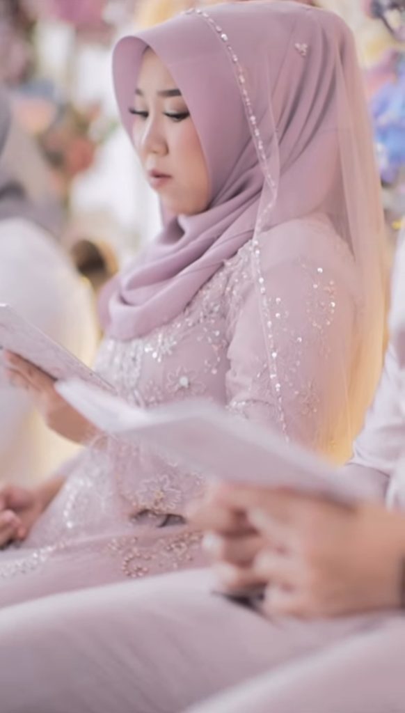 Acara tasyakuran berjalan dengan khidmat (Foto: Instagram/kikysaputrii)