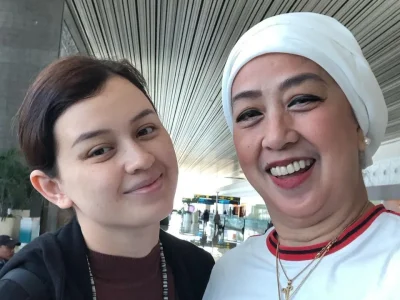 Ibunda Kimberly Ryder ingatkan Edward Akbar untuk fokus cari nafkah (Foto: Instagram/irvina_zainal)