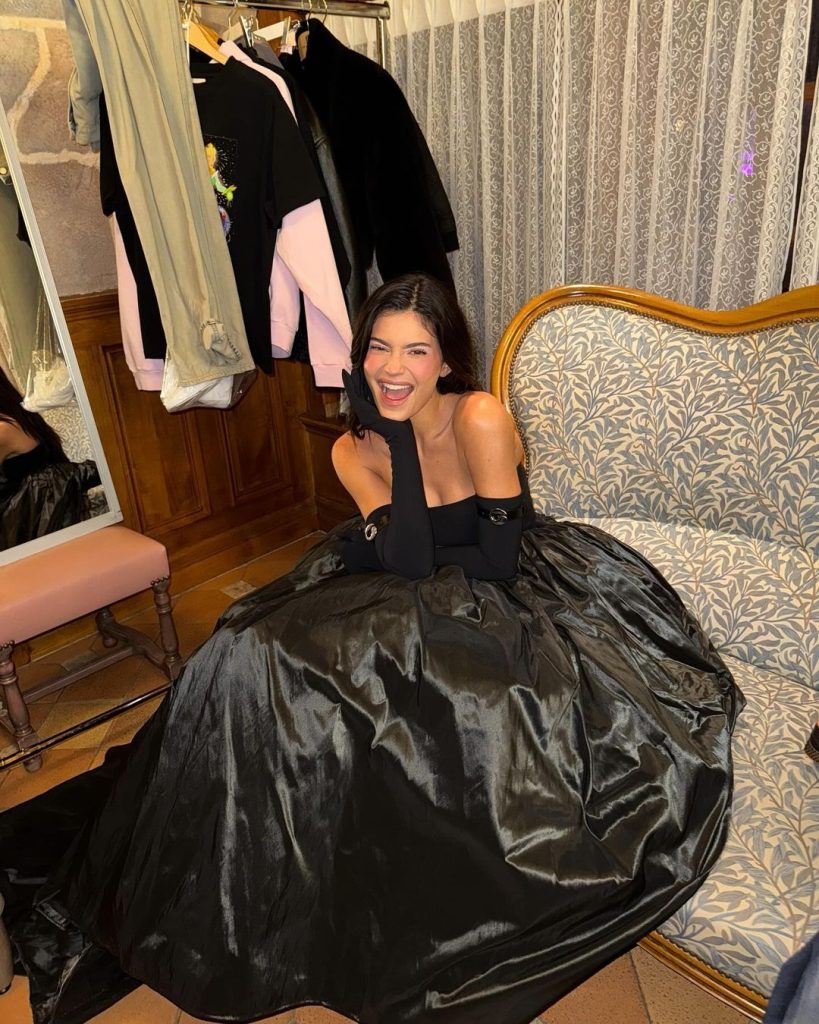 Kylie Jenner saat dibelakang panggung peragaan Coperni (Instagram/kyliejenner)