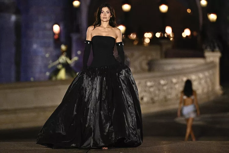 Kylie Jenner saat runway untuk Coperni Spring Summer (Foto: JulienDeRosa/AFP)
