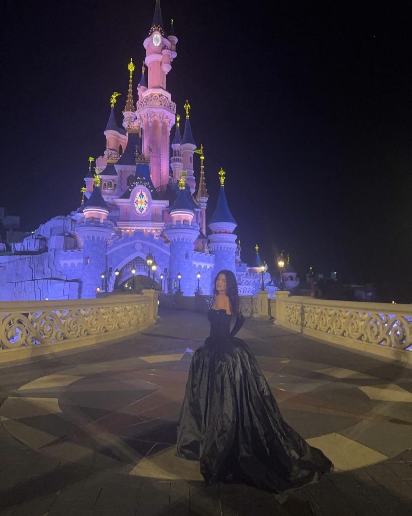 Kylie Jenner berpose di depan Sleeping Beauty Castle Disneyland Paris (Foto: Instagram/kyliejenner)