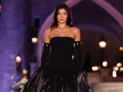 Kylie Jenner debut runway di Paris Fashion Week (Foto: Instagram/krisjenner)