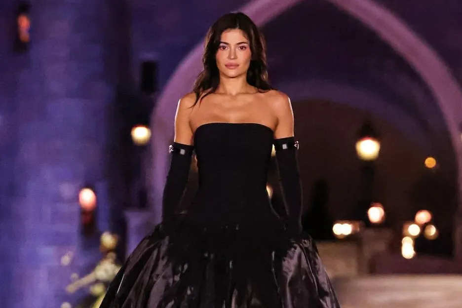 Gaya Kylie Jenner saat Debut Jadi Model di Paris Fashion Week