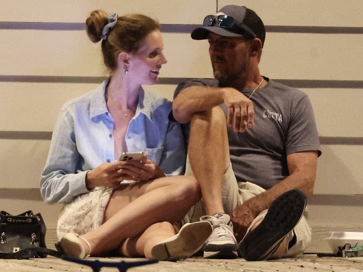 Pasangan baru Lana Del Rey dan Jeremy Dufrene berkencan di Louisiana (Foto: BackGrid)