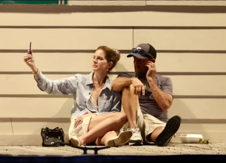 Lana Del Rey berselfie dengan suami saat berkencan pada hari Minggu (29/9) (Foto: BackGrid)