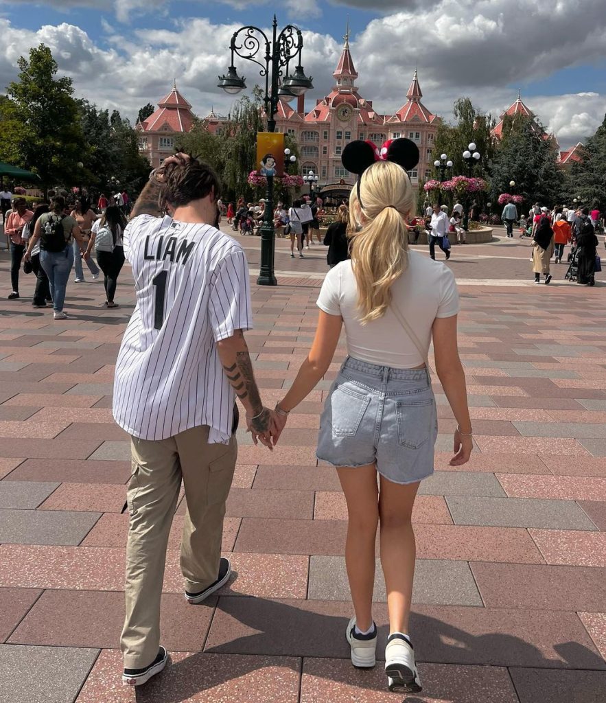 Cassidy dan Liam bergandengan tangan (Foto: Instagram/katecass)