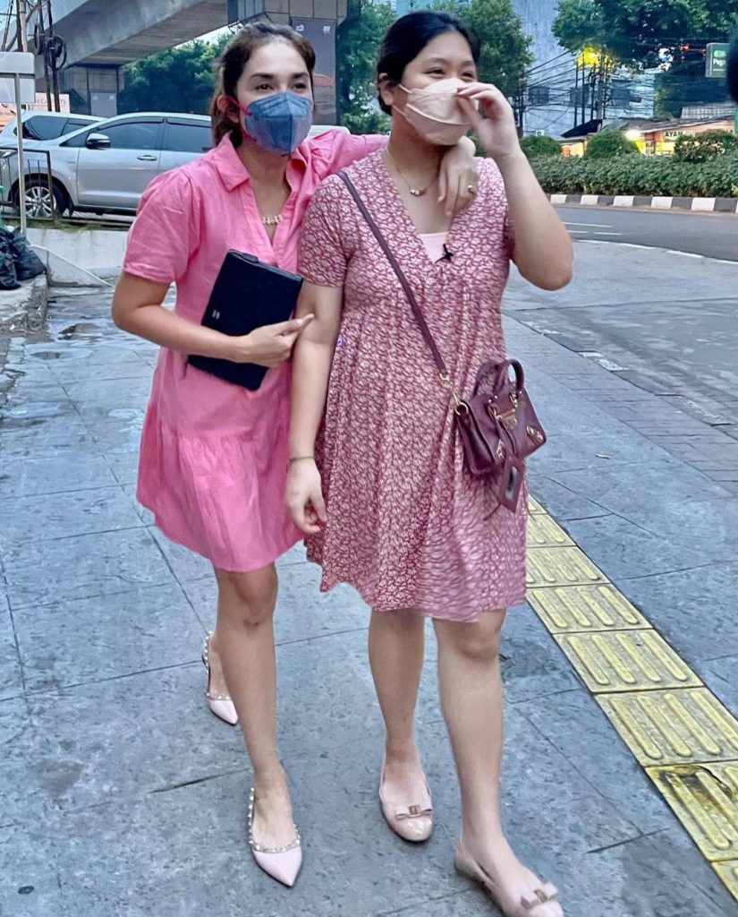Artis Ussy Sulistiawaty menunjukkan bekas luka (Foto: Instagram/ussypratama)