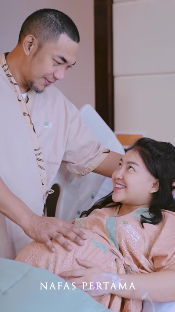 Ajie menguatkan istrinya sebelum persalinan (Foto: Instagram/nina_mpokalpa)