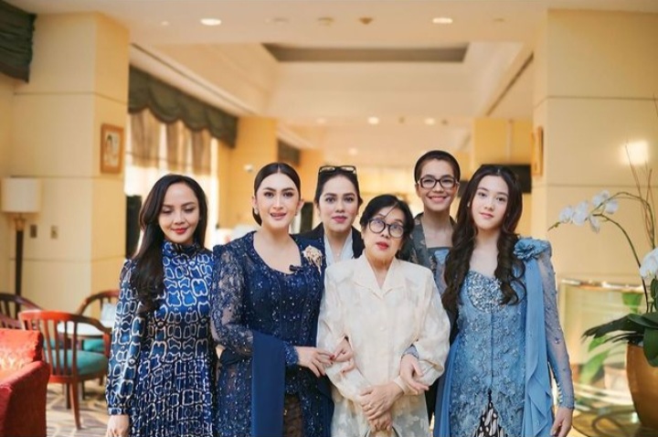 Nafa Urbach bersama dengan keluarga (Foto: Instagram/nafaurbach)