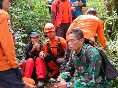 Naomi Daviola (duduk, celana merah) saat ditemukan di Gunung Slamet (Foto: X/penrem071_wk)