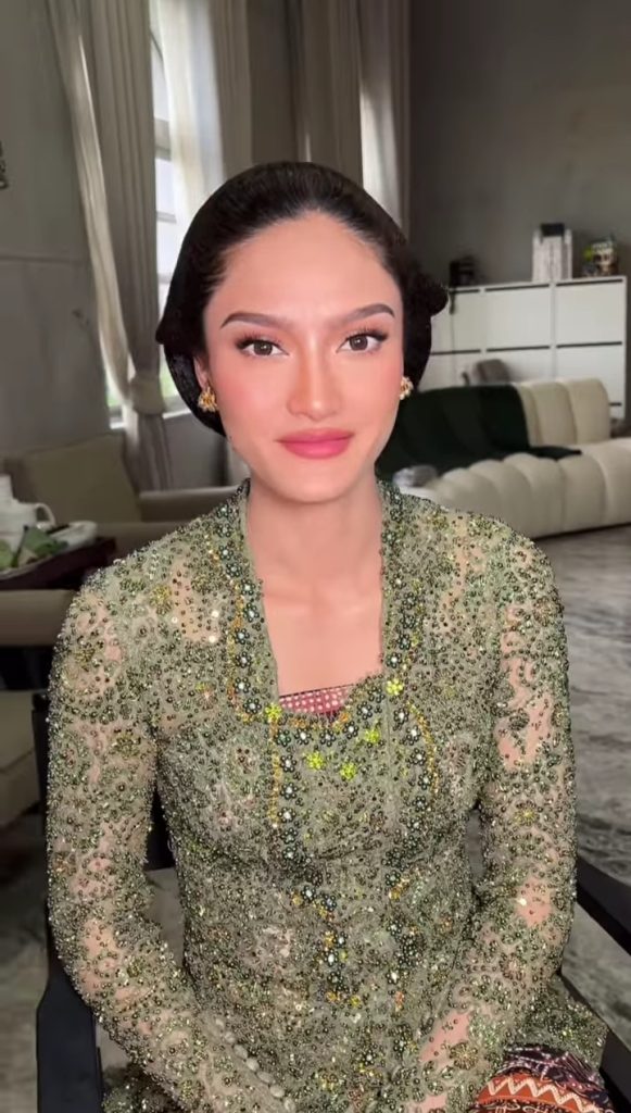 Tengku Natasya saat menjalani prosesi sungkeman (Foto: Instagram/dannybarca22)