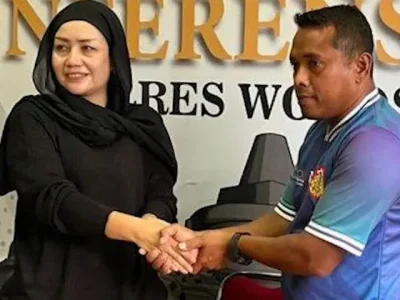 Marsono (kanan), guru di Wonosobo yang dipolisikan wali murid tapi berakhir damai. (Foto: YouTube/Tribun Jateng)