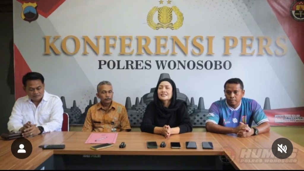 Konferensi pers antara Ayu Sondakh (berkerudung) dan Pak Marsono (paling kiri) (Foto: Instagram/humaspolreswonosobo)